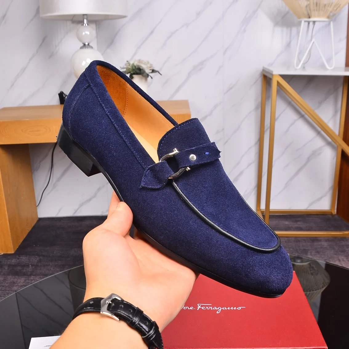 Factory: 260 Original order quality Brand: Ferragamo Size: Men's size 38/44 (45 can be customized) Grade: Same style as the official website High-end quality men's shoes Material: Original top layer frosted cowhide, water-dyed cowhide lining original outsole Style categories: Men's fashionable formal business casual leather shoes Slip-on men's high-top series Young fashion European and American trends British style Casual matching Comfortable feet